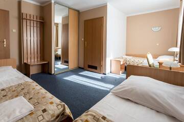 Фото номера Трехместный номер Отель Kompleks Hotelowy Logos г. Августов 5