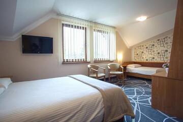 Фото номера Стандартный трехместный номер Отель Hotel Nad Nettą г. Августов 2